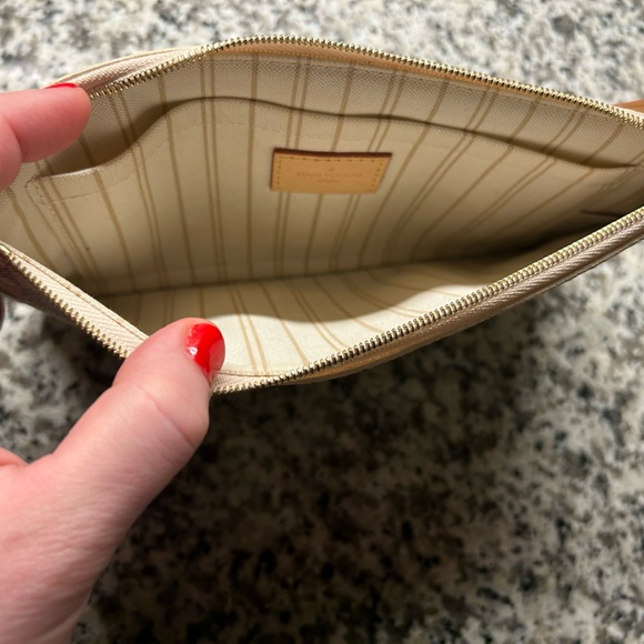 LV wristlet - Not used - perfect condition - Picture 3 of 4